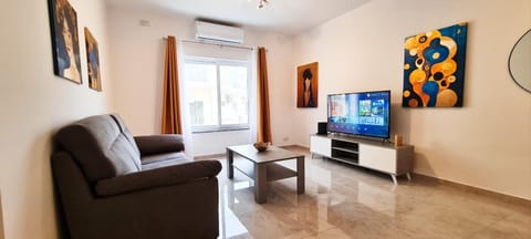 Communal lounge/ TV room, TV and multimedia, Living room, Seating area, Evening entertainment