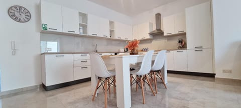 Kitchen or kitchenette, Dining area, minibar, pet friendly, stove