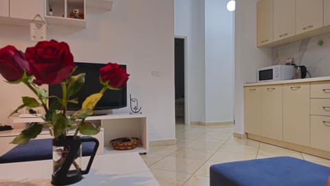 Kitchen or kitchenette, Dining area, minibar, oven, stove