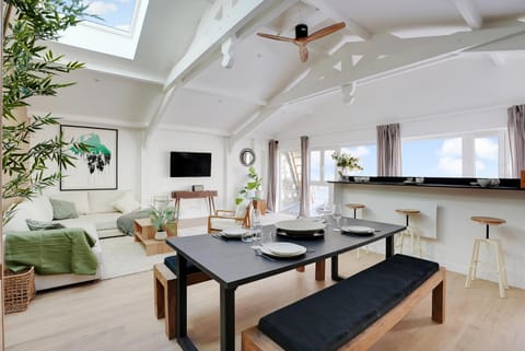 TV and multimedia, Living room, Seating area, Dining area