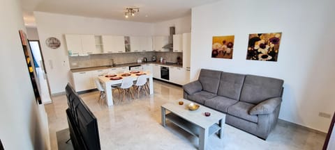 TV and multimedia, Kitchen or kitchenette, Seating area