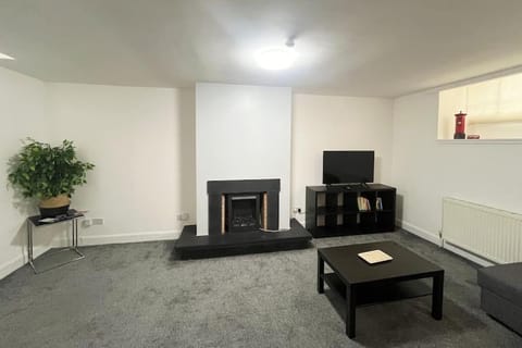 Communal lounge/ TV room, TV and multimedia, Living room, Seating area, flat iron