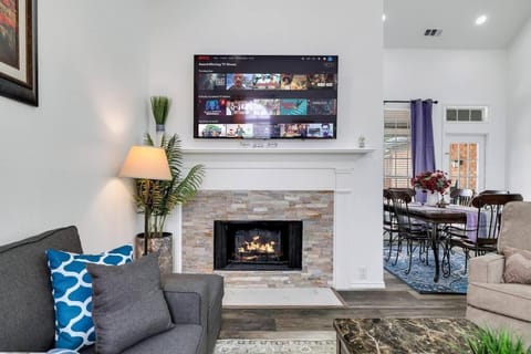 Communal lounge/ TV room, TV and multimedia, Living room, Seating area, Evening entertainment, flat iron