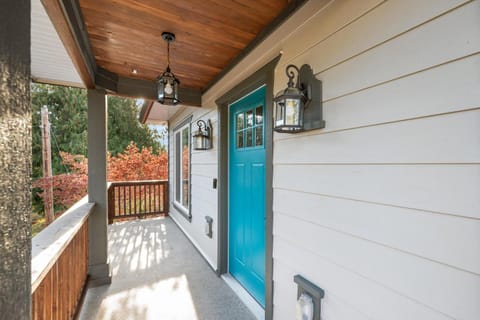 Property building, Facade/entrance, Balcony/Terrace