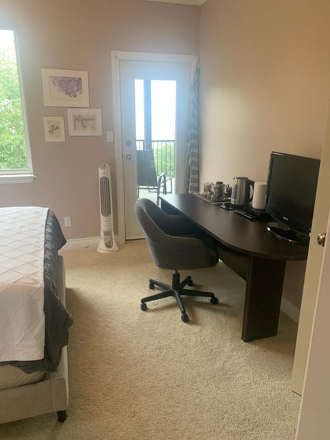 Shoreside Private room Vacation rental in Sechelt