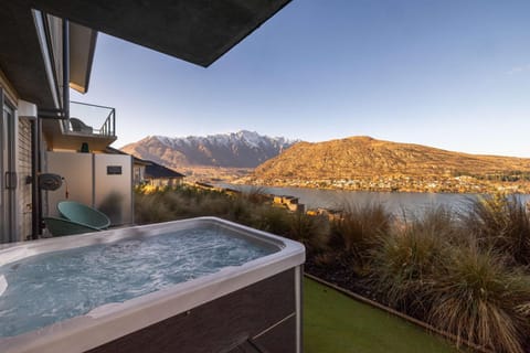 Natural landscape, Hot Tub, Lake view, Mountain view