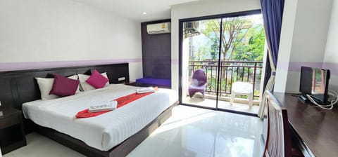 Bed, TV and multimedia, Bedroom