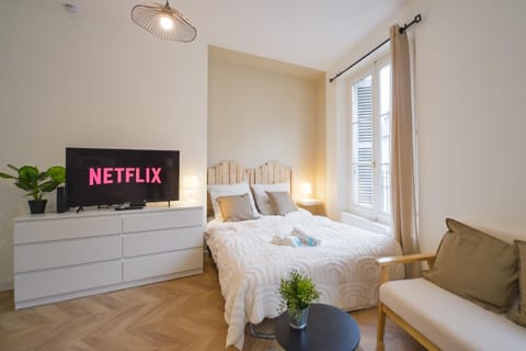 Bed, TV and multimedia, Living room, Photo of the whole room, Bedroom