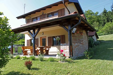 Patio, Facade/entrance, Spring, Day, BBQ facilities, Garden, Balcony/Terrace, On site