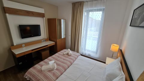 Communal lounge/ TV room, Bed, TV and multimedia, Photo of the whole room, Evening entertainment, Bedroom, hair dresser, towels