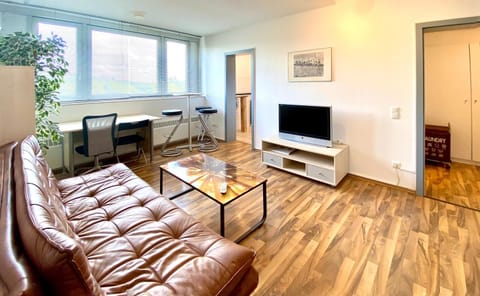Communal lounge/ TV room, TV and multimedia, Living room, Seating area, Evening entertainment