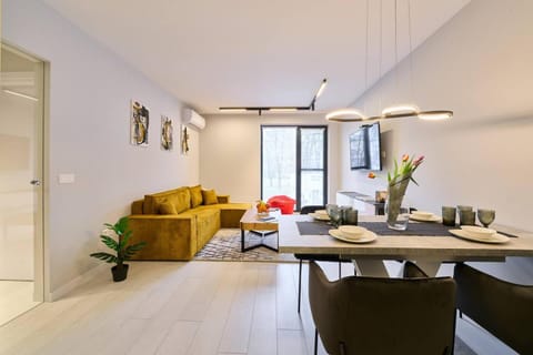 TV and multimedia, Living room, Photo of the whole room, Dining area, City view, Quiet street view, air conditioner