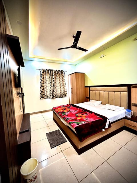 TV and multimedia, Bedroom, fireplace, hair dresser