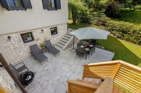 Property building, Patio, BBQ facilities, Garden, Garden, Seating area, Dining area, sunbed
