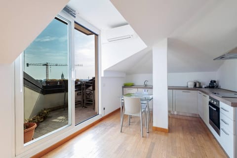 Coffee/tea facilities, Balcony/Terrace, Kitchen or kitchenette, Dining area, oven, stove, air conditioner