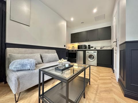 Kitchen or kitchenette, Living room, Seating area, Dining area, minibar, pet friendly, stove, washing machine
