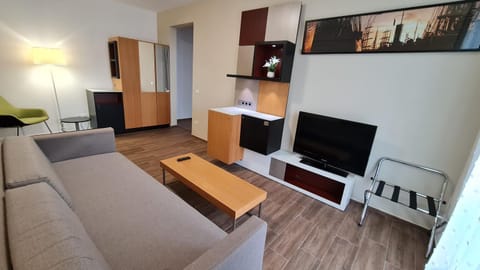 Communal lounge/ TV room, TV and multimedia, Living room, Seating area, Evening entertainment