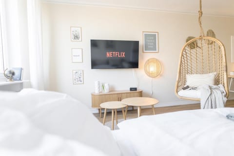 Bed, TV and multimedia, Photo of the whole room, Bedroom, towels