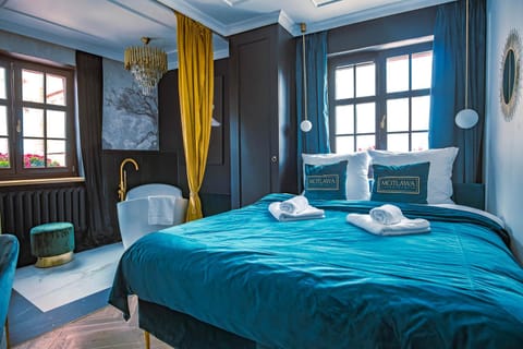 Bed, Photo of the whole room, towels