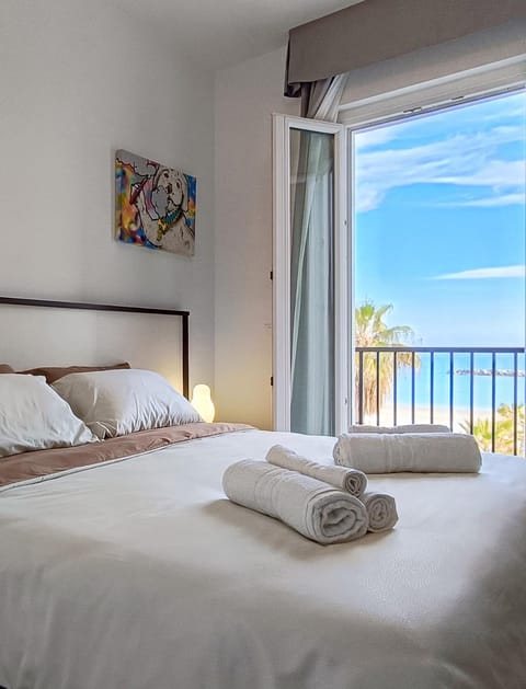 Bed, Natural landscape, View (from property/room), Balcony/Terrace, Photo of the whole room, Bedroom, Sea view, towels
