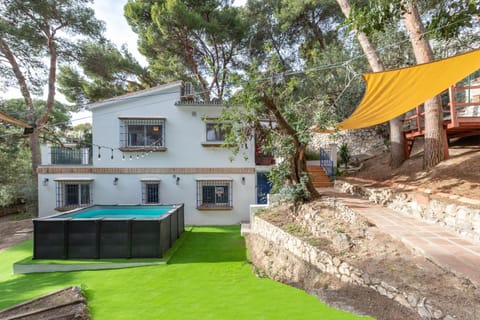 Property building, Garden, Swimming pool
