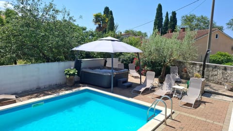 Day, Swimming pool