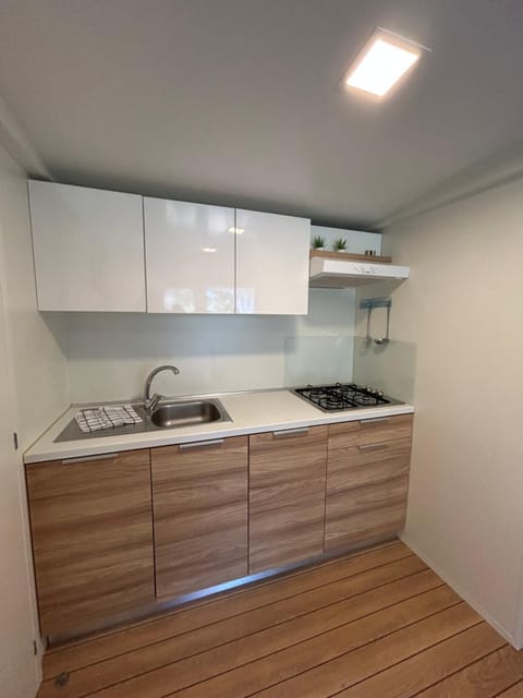 Kitchen or kitchenette, pet friendly, stove