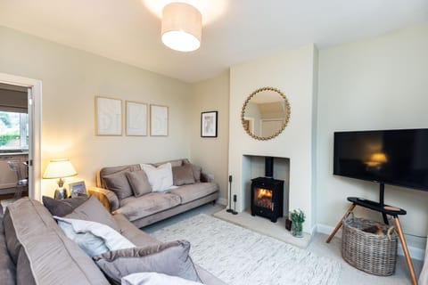 Property building, TV and multimedia, Seating area, flat iron