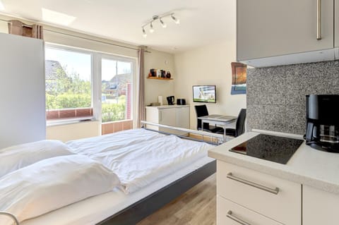 Bed, TV and multimedia, Coffee/tea facilities, Kitchen or kitchenette, Photo of the whole room, Bedroom, toaster