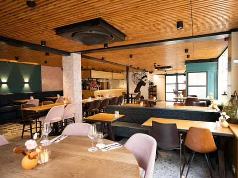 Property building, Restaurant/places to eat, Living room, Food and drinks, Seating area, Food, Breakfast