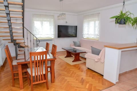 TV and multimedia, Living room, Seating area, Dining area