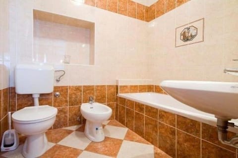 Shower, Toilet, Bathroom, Bath, bidet, towels