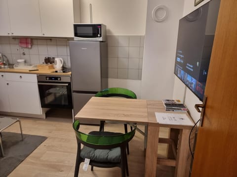 TV and multimedia, Kitchen or kitchenette, Dining area, oven, stove