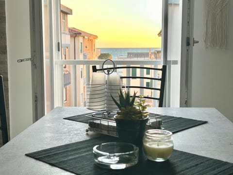 Day, Natural landscape, View (from property/room), Balcony/Terrace, Dining area, Sea view