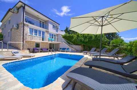 Property building, Patio, Day, Garden, Garden view, Pool view, Swimming pool, sunbed