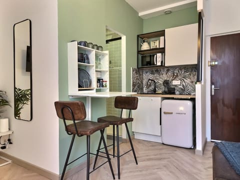 Kitchen or kitchenette, Dining area, minibar, stove