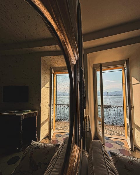 Communal lounge/ TV room, TV and multimedia, View (from property/room), Balcony/Terrace, Living room, Seating area, Lake view