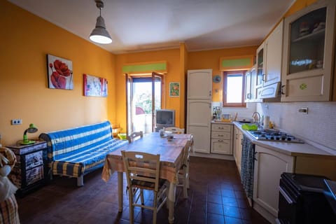 Kitchen or kitchenette, Dining area, pet friendly, stove