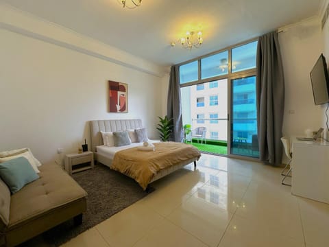 WOW Studio w/ Balcony and Canal View in Marina Apartment in Dubai