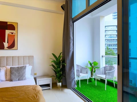 WOW Studio w/ Balcony and Canal View in Marina Apartment in Dubai