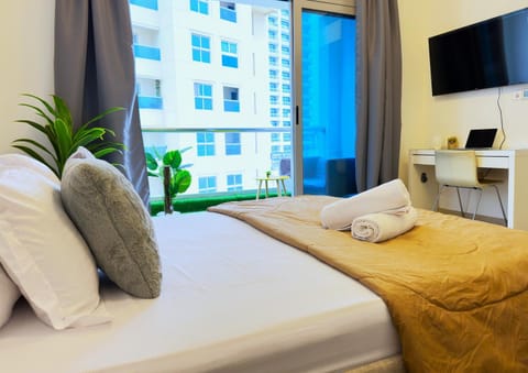 WOW Studio w/ Balcony and Canal View in Marina Apartment in Dubai