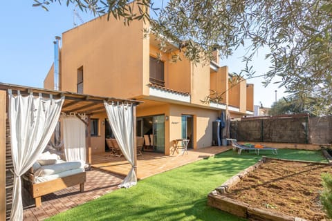 Property building, Patio, Garden, View (from property/room), Garden view