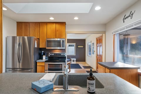 Lake View House w Beautiful Acres to Explore House in Washington