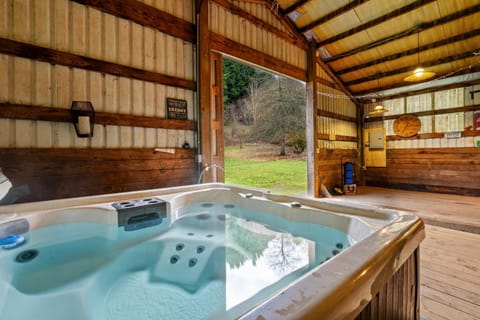 Lake View House w Beautiful Acres to Explore House in Washington