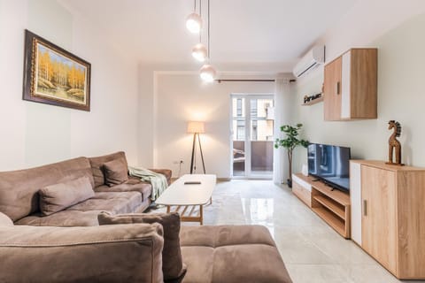Communal lounge/ TV room, TV and multimedia, Living room, Seating area, Evening entertainment, air conditioner