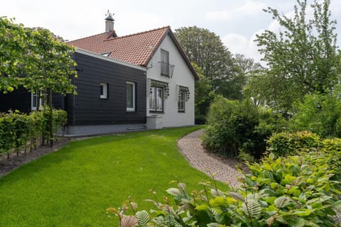 Hello Zeeland - Essenhoeve 1 Voorhuis House in Zeeland, Netherlands