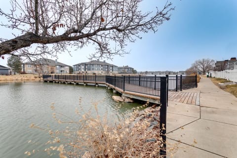 12 Mi to DIA Cozy Denver Townhome with Fireplace! House in Aurora