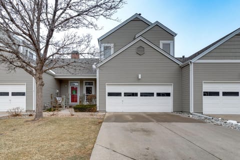 12 Mi to DIA Cozy Denver Townhome with Fireplace! House in Aurora