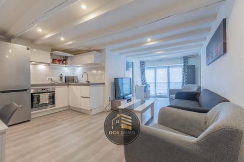 TV and multimedia, Kitchen or kitchenette, Living room, Seating area, Dining area, oven, pet friendly, stove