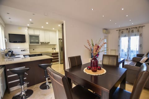Kitchen or kitchenette, Living room, Dining area, dishwasher, pet friendly, stove